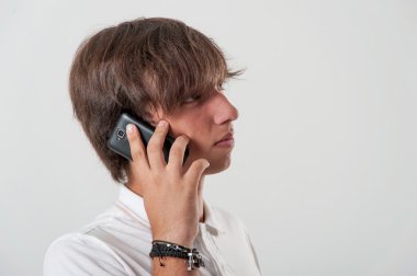 genç adam telefonda konuşuyor