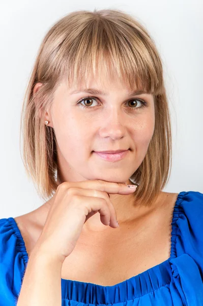 Mujer joven en vestido azul — Foto de Stock