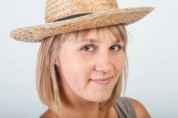 Молодая женщина в соломенной шляпе — стоковое фото