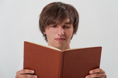 Kitaplı genç adam.