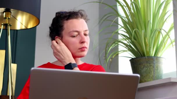 Fiatal Tesz Fül Vezeték Nélküli Bluetooth Fejhallgató Előtt Laptop Számítógép — Stock videók
