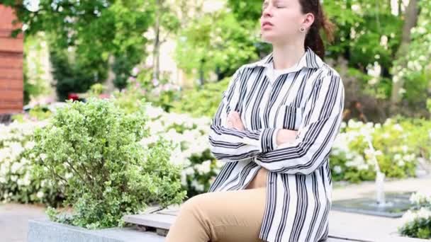 Jeune Femme Nerveuse Attendant Son Petit Ami Regardant Montre Bracelet — Video