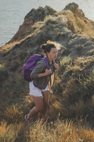Jonge Vrouw Reiziger Gaat Het Pad Met Klif Uitzicht Oceaan — Stockfoto