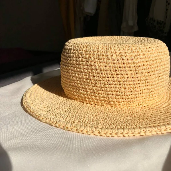 Sombrero Paja Sobre Tela Blanca Con Reflejos Sombra Luz Solar — Foto de Stock