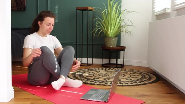 Nternette Yoga Yapan Pozitif Genç Bir Kadın Bilgisayardaki Video Dersini — Stok video