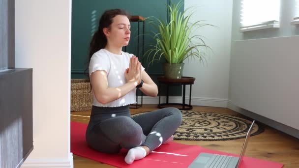 Giovane Donna Riccia Seduta Sul Pavimento Casa Praticando Corso Yoga — Video Stock