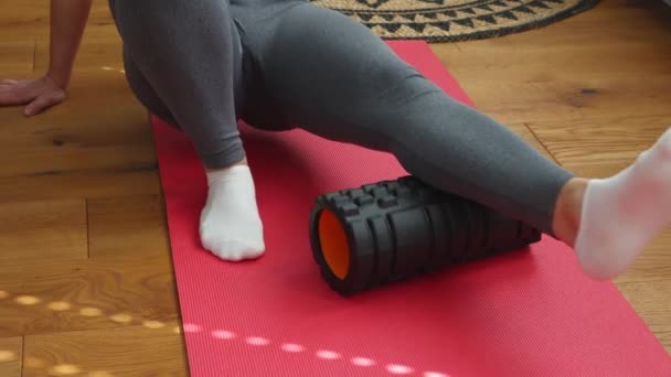 Sport Vrouw Grijze Leggings Doen Oefeningen Schuimroller Voor Warm Massage — Stockvideo