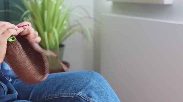 Mujer Tejiendo Canasta Marrón Decorativa Usando Gancho Rosa Rafia Hilado — Vídeo de stock