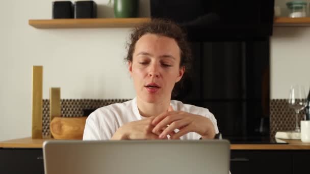 Beyaz Bir Kadın Video Ile Iletişim Kuruyor Ofisteki Bilgisayara Bakıyor — Stok video