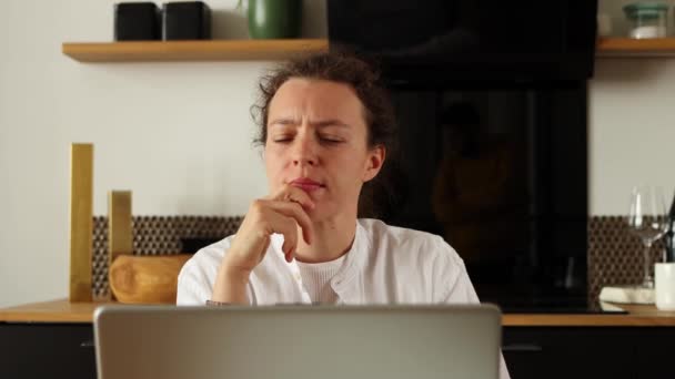 Молода Біла Жінка Яка Працює Ноутбуці Виконує Віддалені Позаштатні Завдання — стокове відео
