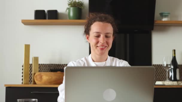 Feliz Mujer Negocios Caucásica Estudiante Terminó Trabajo Computadora Sonriendo Estiramiento — Vídeos de Stock