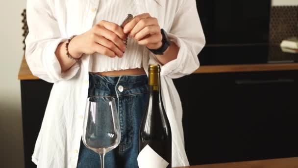 Kırpılmış Beyaz Gömlekli Kız Şarap Şişesini Tirbuşonla Açmaya Başlar Zahmetle — Stok video