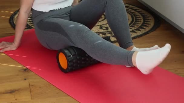 Woman Doing Exercises Foam Roller Warm Massage Hip Thigh Muscle — Vídeo de stock