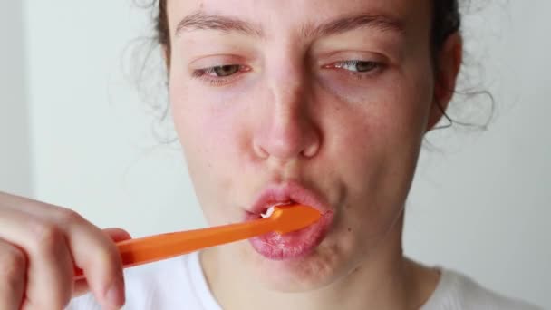 Νεαρή Όμορφη Γυναίκα Αρχίζει Βουρτσίζει Δόντια Της Χρησιμοποιώντας Πορτοκαλί Οδοντόβουρτσα — Αρχείο Βίντεο