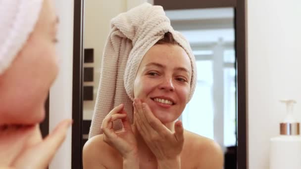 Sorridente Giovane Donna Godere Bellezza Naturale Sana Fresca Pelle Idratata — Video Stock