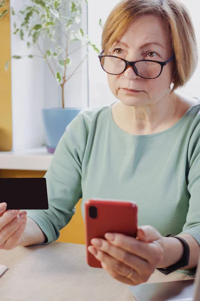 Disappointed Middle Aged Blonde Woman Eyeglasses Online Buyer Holding Credit — Stock Photo, Image