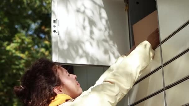 Genç Mutlu Bir Kadın Dışarıdaki Otomatik Dolaptan Paket Kurye Kutusunu — Stok video