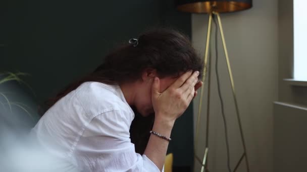 Traurig Unglückliche Junge Brünette Frau Die Psychische Probleme Hat Angstdepression — Stockvideo