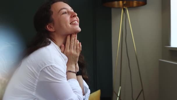 Счастливая Молодая Красивая Женщина Смотрит Вверх Радостью Улыбаясь Думая Расслабиться — стоковое видео