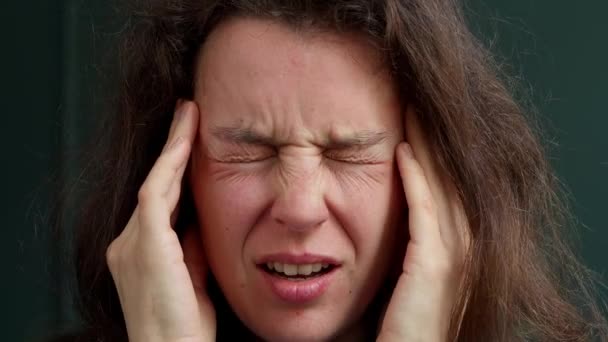 Stressato Malsano Giovane Donna Caucasica Massaggiare Templi Toccando Testa Dolorante — Video Stock