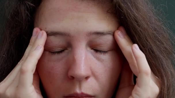 不幸な不健康な若いブルネットの女性は 自宅で強い頭痛や片頭痛を感じる頭に触れる寺院をマッサージし 最初のグリップ症状 太陽磁気嵐による健康状態の悪化 — ストック動画