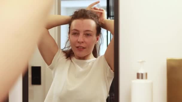 Щаслива Молода Красива Жінка Робить Довгу Зачіску Торкаючись Кучерявого Коричневого — стокове відео