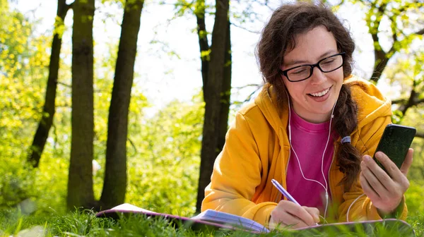 Happy Girl Student Hoofdtelefoon Met Behulp Van Mobiele Telefoon Liggend — Stockfoto