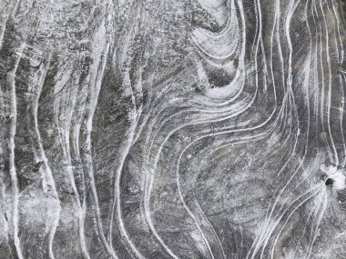 Donmuş su yüzeyinin dokusu. Üst Manzara. Güneşli kış mevsimi, nehirde ince buz.