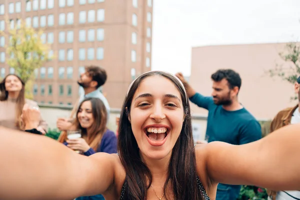 Femeie Tânără Fericită Care Face Selfie Sau Face Apel Video — Fotografie, imagine de stoc