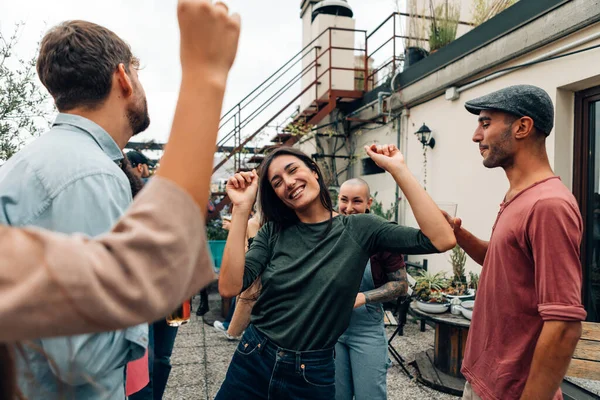 Oamenii Distrează Petrecere Terasă Studenta Dansează Fericit Printre Prietenii Acoperiș — Fotografie, imagine de stoc