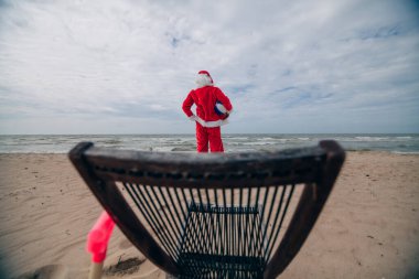 Santa Claus 'un deniz ufkuna bakan arka manzarası 