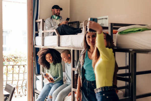 Üniversite odasındaki gençler - gezginler yurttaki tecrübelerini paylaşıyorlar - yaşam tarzı z
