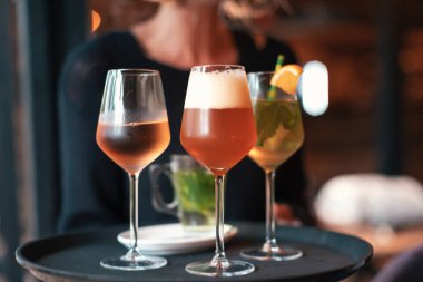 tepside içecekler bir restoran garsonu tarafından getirildi - yemek servisi konsepti - şarap barı ya da bar işi