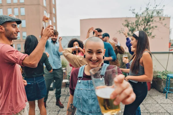 Partide Gülümseyen Hippi Kız Neşeli Genç Kadın Tezahürat Yapıyor Genç — Stok fotoğraf