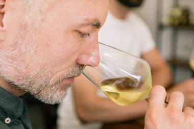 Sommelier, organik ve biyodinamik şarap fuarında beyaz şarap kokusu alıyor.