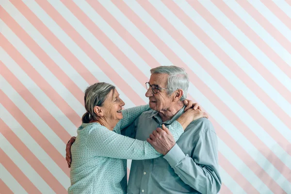 Casal Idosos Amor Abraços Uns Aos Outros Feliz — Fotografia de Stock