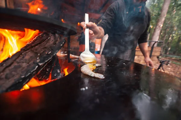 Bucătarul Pregătește Creveții Vasul Grătar Proprietarul Restaurantului Bbq Gătit Alimente — Fotografie, imagine de stoc