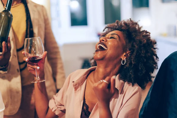 Zâmbind Femeie Africană Fericită Masă Femeie Afro Americană Râzând Petrecere — Fotografie, imagine de stoc