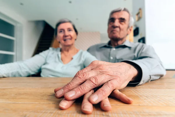 Evde Oturan Yaşlı Çift Ele Tutuşuyor Plandaki Ellere Odaklanıyor — Stok fotoğraf