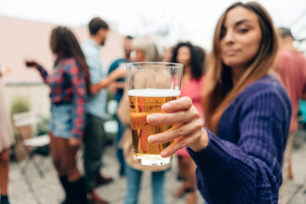 Mão Feminina Segurando Cerveja Festa Menina Oferecendo Bebida Torcer Com — Fotografia de Stock