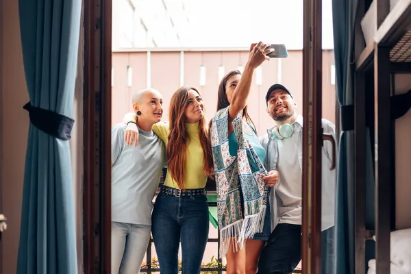 Skupina Mladých Generací Lidé Kteří Selfie Společně Balkóně Venkovní Hostelu — Stock fotografie