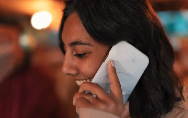 Indian Femeie Face Apel Telefonic Folosind Telefonul Mobil — Fotografie, imagine de stoc