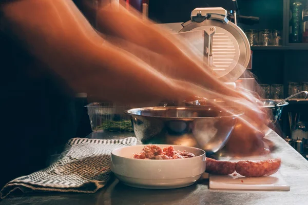 Manos Trabajando Salchicha Carne Mesa Chef Movimiento Rápido Cocina Delantal — Foto de Stock