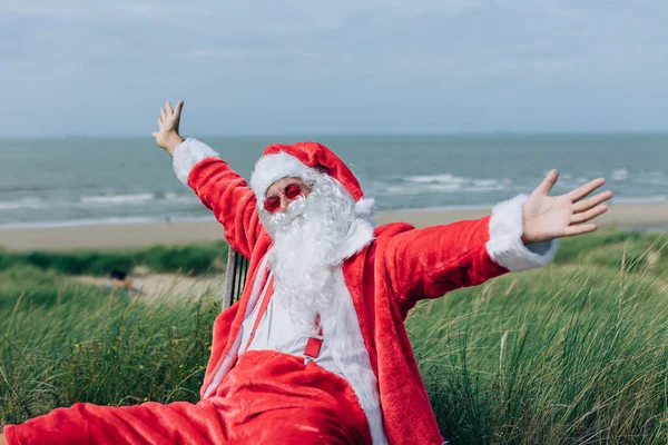Denizde Mutlu Noel Babalar Sevinçle Kollarını — Stok fotoğraf