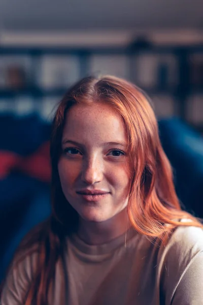 Portrait Beautiful Redhead Young Woman Looking Camera — Stock Photo, Image