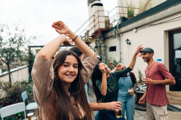 Oameni Care Distrează Petrecere Festival Acoperiș Studenți Care Dansează Timp — Fotografie, imagine de stoc