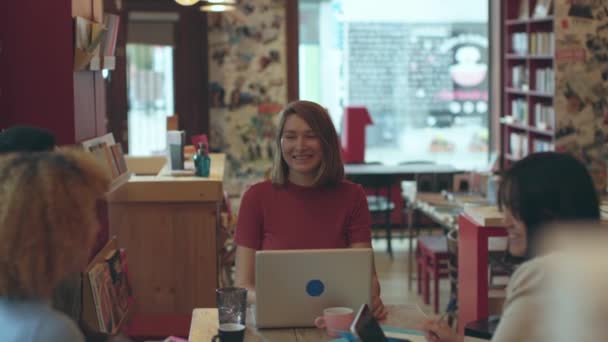 Des Jeunes Assis Coopération Des Pigistes Dans Coffeeshop Des Étudiants — Video