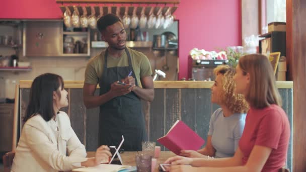 Servitör Tar Order Vid Bordet Livsstil Café Multietniska Människor — Stockvideo