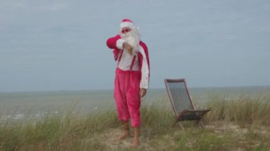 Mutlu Noel Baba sizi Kuzey Denizi 'nde tatil özgürlüğünün tadını çıkarmaya davet ediyor.