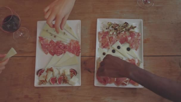 Vedere Sus Mâinilor Ridicând Mâncarea Degetelor Din Farfurie Tapas Vin — Videoclip de stoc